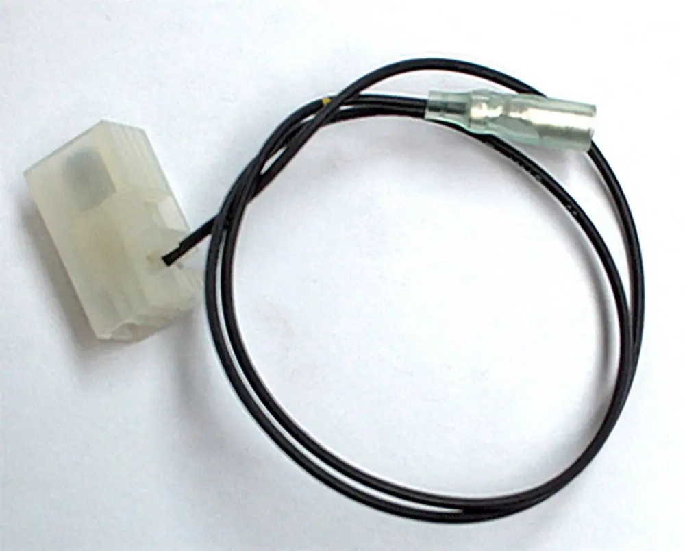 Daikin Kabel mit Stecker und zwei abisolierten Drähten, geeignet für elektrische Verbindungen, präsentiert auf neutralem Hintergrund.